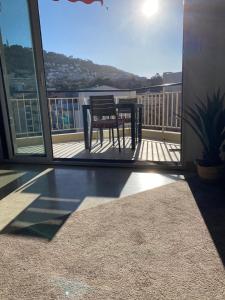 a balcony with a table and a view of the city at F4 120 m2 10 minutes à pieds du vieux nice in Nice