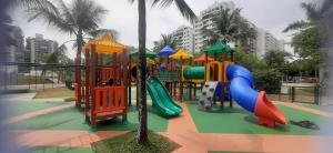 un parque infantil con tobogán en Verano Stay suíte 5 ( Arena e Parque Olimpico), en Río de Janeiro