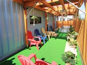 un patio con mesas y sillas coloridas en una terraza en HOTEL KUTEKUN - Vacation STAY 31431v, en Naka-shibetsu