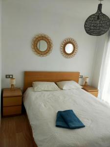 モライラにあるATICO MORAIRAのベッドルーム1室(壁に鏡2つ付きのベッド1台付)