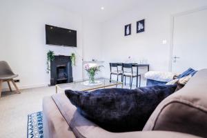 a living room with a couch and a table at Stylish 1 Bedroom Apartment in Central London in London