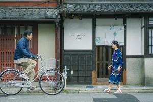 Un homme à vélo à côté d'une petite fille dans l'établissement Casa OGUMO - Vacation STAY 34543v, à Kyoto