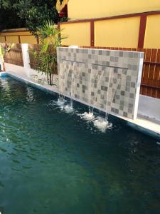 Thai- American Home with swimming pool tesisinde veya buraya yakın yüzme havuzu