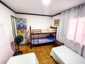 Uma cama ou camas num quarto em Toca da Mona Roots Hostel