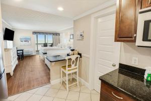 Η κουζίνα ή μικρή κουζίνα στο Quintessential Beach Retreat 2nd Flr