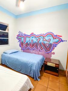 Uma cama ou camas num quarto em Toca da Mona Roots Hostel
