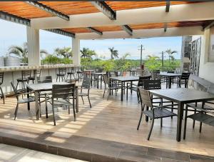 una zona pranzo con tavoli e sedie su un patio di Hotel Yorio Inn a Tuxpan de Rodríguez Cano