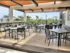 uma área de refeições com mesas e cadeiras num pátio em Hotel Yorio Inn em Tuxpan de Rodríguez Cano