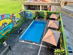 an overhead view of a swimming pool with umbrellas at Hotel Yorio Inn in Tuxpan de Rodríguez Cano
