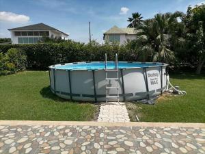 uma piscina num quintal com uma escada à volta em Casa Club Caminos del Peñón em El Brasil