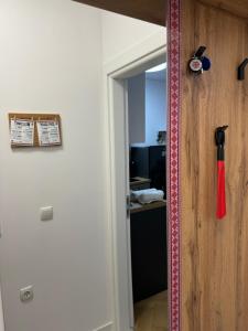 una puerta abierta a una habitación con un extintor de incendios rojo en Apartment Studio Shevitsa 2, en Veliko Tŭrnovo