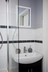 een badkamer met een wastafel en een spiegel bij The Brighton in Gateshead
