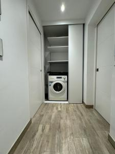 eine Waschküche mit Waschmaschine und Trockner in der Unterkunft Charmante maison avec terrasse in Auterive