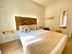 um quarto com uma cama grande num quarto em Bilbao old town flat EBI02425 em Bilbao
