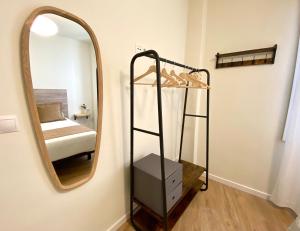 um quarto com um espelho e uma prateleira com uma cama em Bilbao old town flat EBI02425 em Bilbao
