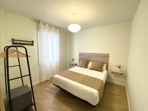 um quarto com uma cama e uma escada em Bilbao old town flat EBI02425 em Bilbao