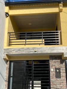 un balcón en un edificio con una puerta negra en Paraíso House, en Ibagué