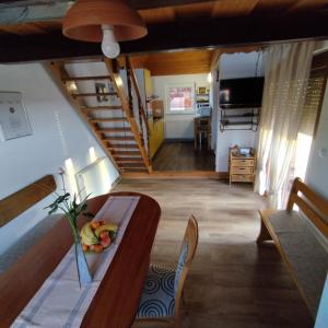 een woonkamer met een tafel en een trap bij Holiday home Novak M in Sveti Martin na Muri