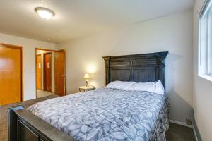 - une chambre avec un grand lit et une tête de lit en bois dans l'établissement Spacious Lakewood Home - 10 Mi to Downtown Tacoma!, à Lakewood