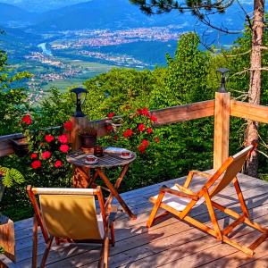 einen Tisch und Stühle auf einer Terrasse mit Aussicht in der Unterkunft Planinska kuća MESECEV PUT in Bajina Bašta