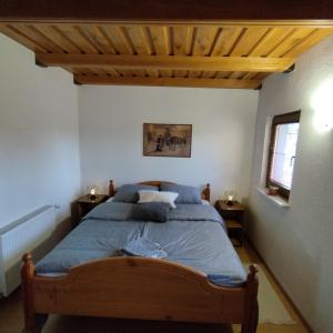 een slaapkamer met een bed en een houten plafond bij Holiday home Novak M in Sveti Martin na Muri