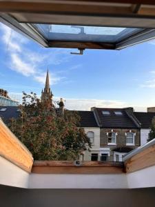 une fenêtre avec vue sur un bâtiment et une église dans l'établissement Charming Fulham flat, à Londres