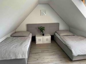 Postel nebo postele na pokoji v ubytování Helle Maisonnette Wohnung Penthouse + 20 fotografií