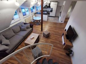 uma sala de estar com um sofá, uma mesa e uma cozinha em Helle Maisonnette Wohnung Penthouse em Recklinghausen