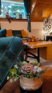 - un salon avec un canapé et une table avec un ananas dans l'établissement Vila Jezerski raj, à Bor