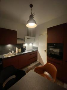 uma pequena cozinha com uma mesa e uma luz em Rotterdam: Messe/Business/FeWo em Hilden