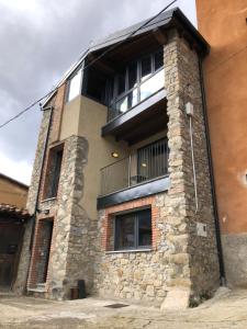 um edifício com uma varanda ao lado em Cal Nen Mestre em Montellà i MartinetMontellà i Martinet
