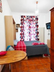 una sala de estar con una cama y una mesa en GranChalet sul Cimone 212, en Montecreto