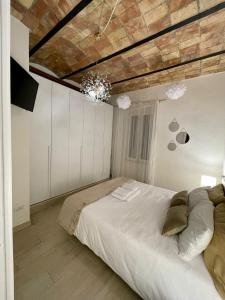 マルタにあるCasa Vacanze - La Torre - Appartamentoの木製の天井が特徴のベッドルーム1室(大型ベッド1台付)