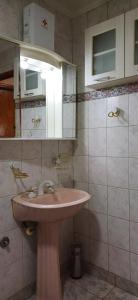 a bathroom with a sink and a mirror at Casa céntrica compartida in Ushuaia