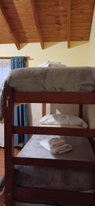Divstāvu gulta vai divstāvu gultas numurā naktsmītnē Casa céntrica compartida