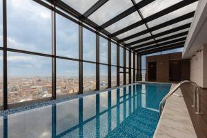 een zwembad met uitzicht op de stad bij 1305 Hermoso apartamento para estrenar in Bogota
