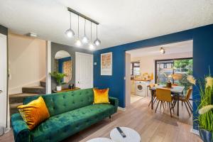 un soggiorno con divano verde e una sala da pranzo di Stylish 3 Bed House in Greenhithe a Greenhithe