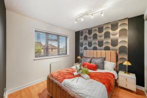Un dormitorio con una cama grande y una ventana en Stylish 3 Bed House in Greenhithe en Greenhithe