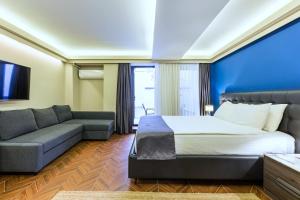 イスタンブールにあるSnog Rooms & Suitesのベッドルーム(ベッド1台、ソファ付)