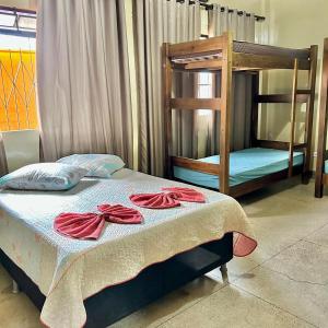 1 dormitorio con 1 litera con 2 arcos rojos en Hotel Económico, en Campo Grande