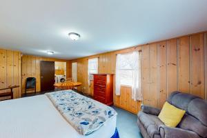 Un dormitorio con una cama, un sofá y una mesa. en Bay Breeze, en Aransas Pass