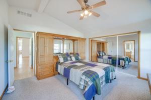 Ένα ή περισσότερα κρεβάτια σε δωμάτιο στο North Lakeport Home on Clear Lake Boat and Unwind!