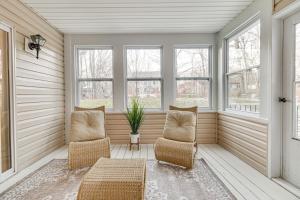 Posezení v ubytování Beach and Lake Access Family Poconos Home with Deck