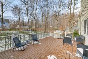 Balkón nebo terasa v ubytování Beach and Lake Access Family Poconos Home with Deck