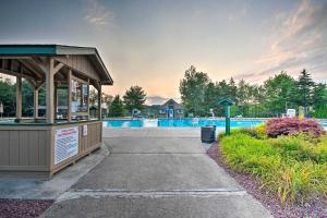 Bazén v ubytování Beach and Lake Access Family Poconos Home with Deck nebo v jeho okolí