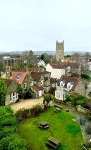 uma pequena cidade com casas e um campo de relva em The Old Manor House Hotel em Keynsham