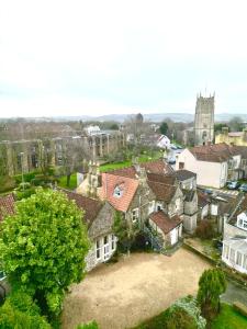 uma vista aérea de uma cidade com casas em The Old Manor House Hotel em Keynsham