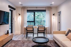 Khu vực ghế ngồi tại Snow & Swing Getaway - Three Bedrooms with Hot Tub (Stay Revy)