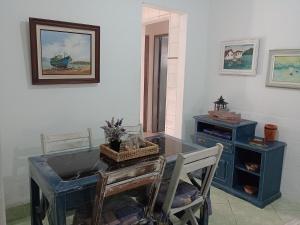 une chambre avec une table, deux chaises, une table et une table dans l'établissement Casa de Praia em São Pedro da Aldeia, à São Pedro da Aldeia