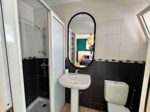 La salle de bains est pourvue d'un lavabo, d'un miroir et de toilettes. dans l'établissement Luxurious 1bd room apartment in Agdal Rabat city, à Rabat